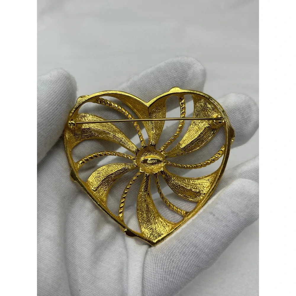 Avon Romantic Trellis Heart Pin Gold Tone Rhinestone Swirl Brooch with Box